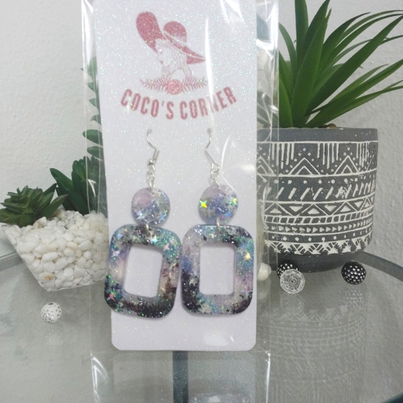 Galaxy glitter dangle resin earrings - Picture 7 of 8